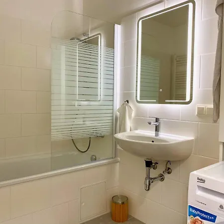 Sonnenwohnen Penthouse Direkt Bei U-bahn Und Therme Mit Anbindung Ins Zentrum * Vienna