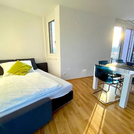 Sonnenwohnen Penthouse Direkt Bei U-bahn Und Therme Mit Anbindung Ins Zentrum Apartment *