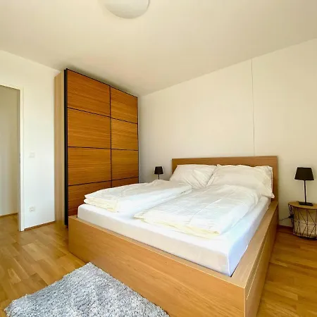 Sonnenwohnen Penthouse Direkt Bei U-bahn Und Therme Mit Anbindung Ins Zentrum *