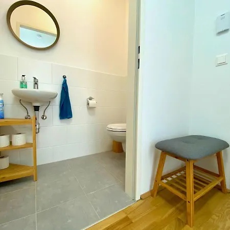 Sonnenwohnen Penthouse Direkt Bei U-bahn Und Therme Mit Anbindung Ins Zentrum Apartment *