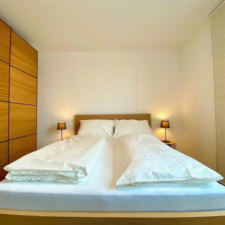 Sonnenwohnen Penthouse Direkt Bei U-bahn Und Therme Mit Anbindung Ins Zentrum Apartment *