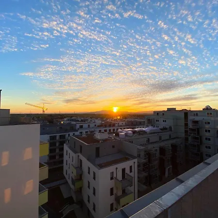 Sonnenwohnen Penthouse Direkt Bei U-bahn Und Therme Mit Anbindung Ins Zentrum Apartment *