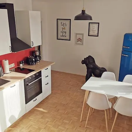 Apartment Gorilla - Station 100 Meters Away