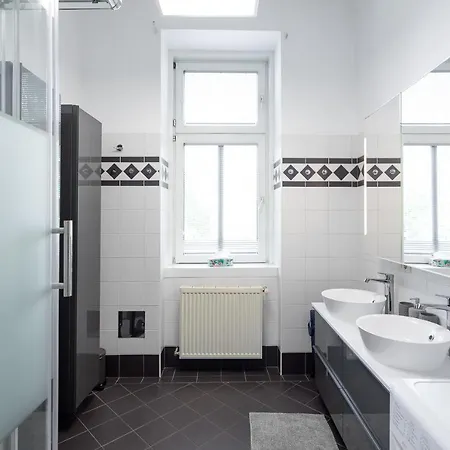 Central And Chic - The Big One Apartment