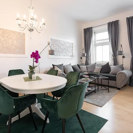 Central And Chic - The Big One Apartment *