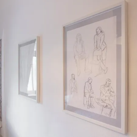 Central And Chic - The Big One Apartment