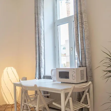 Apartment Spacious Shared Schoenbrunn
