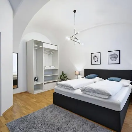 Crown 6 * Vienna