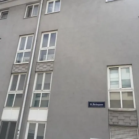 No Smoking, Cozy In Top Location 15 Min To Center Apartment
