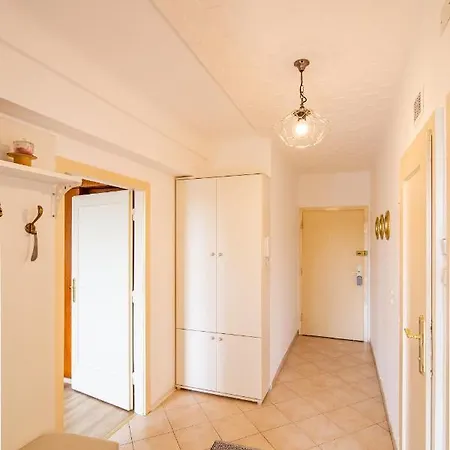 Apartment Rated - Ac, Wifi, 24h7days Self Check-in, Board Games, Netflix *