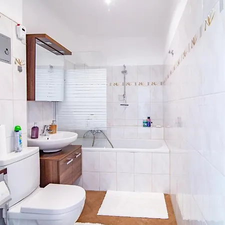 Apartment Rated - Ac, Wifi, 24h7days Self Check-in, Board Games, Netflix *