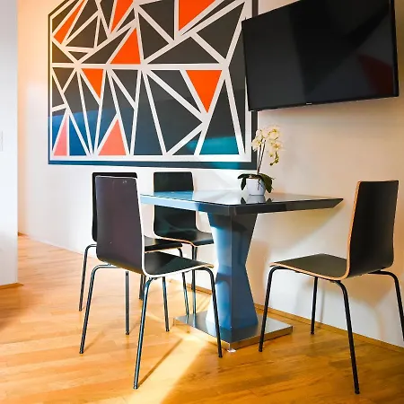 Bright Naschmarkt Apartment Vienna