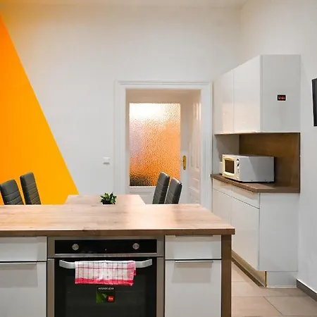 Modern Wiener Stadthalle Apartment Vienna