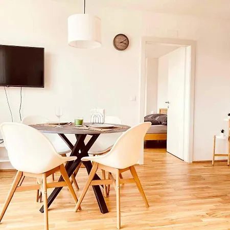 Apartment Gemutliches Sonnenwohnen Bei U-bahn Und Mit Parkplatz *
