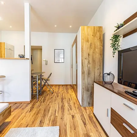 Cozy + Trendy By Jr Apartment *