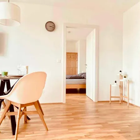 Gemutliches Sonnenwohnen Bei U-bahn Und Mit Parkplatz Apartment