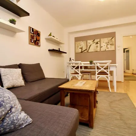 Gorgeous Hideout | Center *