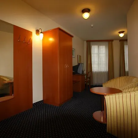 900 M Zur Oper Hotel 4*