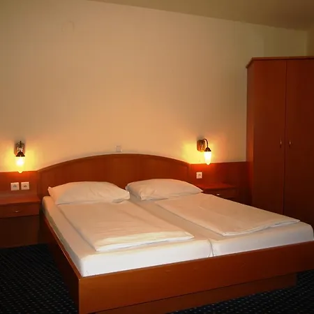 900 M Zur Oper Отель 4*