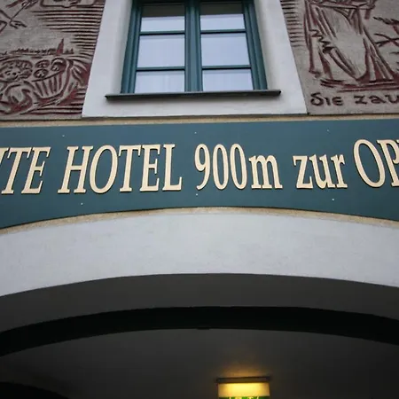 Отель 900 M Zur Oper