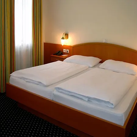 Отель 900 M Zur Oper 4*
