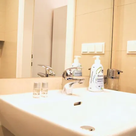 Beautiful 3 Center Apartment *