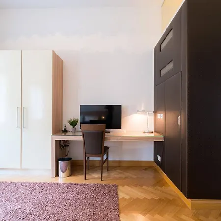 Aparthotel Residence, Hall - Parliament