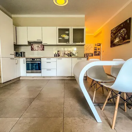 Side Apartment *