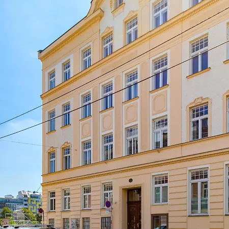 Numa Strauss Aparthotel