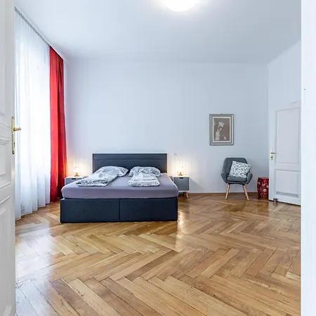 Historic & Luxurious By Jr Apartment *