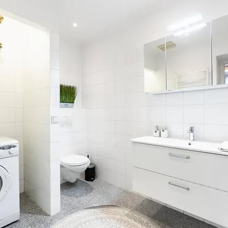Apartment Chic One-bedroom With King-size Bed, Nestled In Vienna's Vibrant Heart *