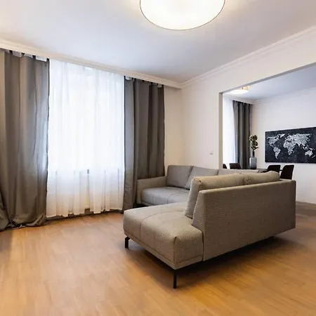 Chic One-bedroom With King-size Bed, Nestled In Vienna's Vibrant Heart Apartment *