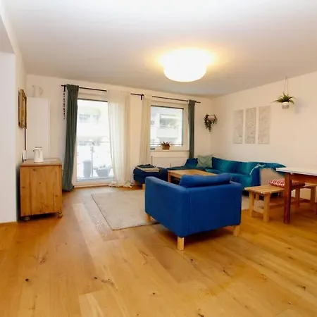Modern Spacious, 2 Bedroom, Free Parking *