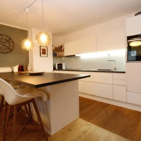 Modern Spacious, 2 Bedroom, Free Parking