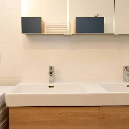 Modern Spacious, 2 Bedroom, Free Parking Apartment
