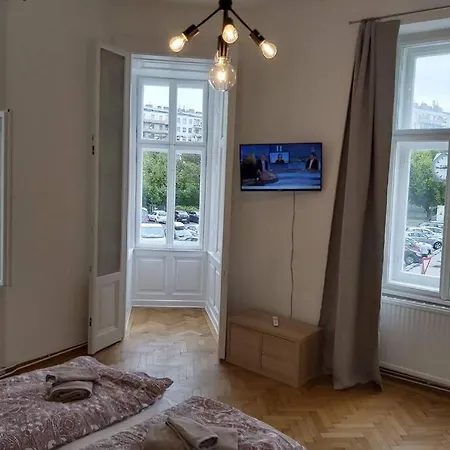 Lovely New 2 Bedroom Near Hannovamarkt Apartment