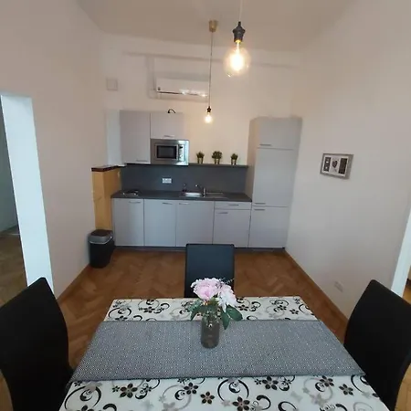 Lovely New 2 Bedroom Near Hannovamarkt Apartment