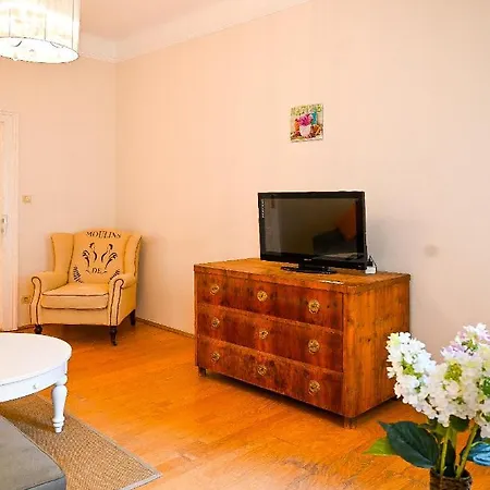 Bright Schoenbrunn Palace Apartment *