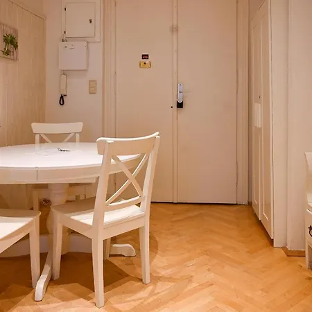 Bright Schoenbrunn Palace Apartment Vienna