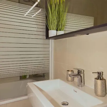 Superior & Rooftop Pool Apartment *