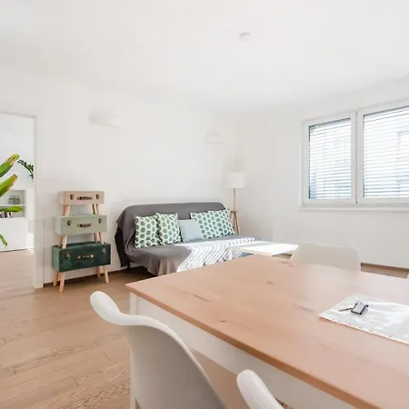 Immersed Into Vienna's Life And Yet A Retreat, Minimum 30 Nights Apartment *