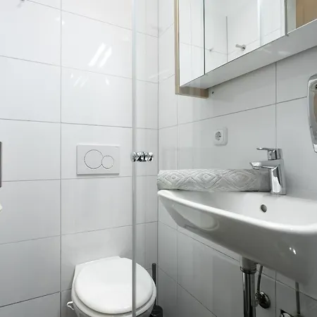 Apartment, Modern Und Neu Renoviert