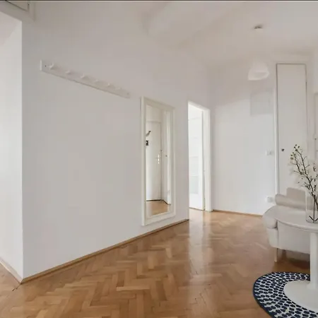 Operastreet Center Santorin Apartman