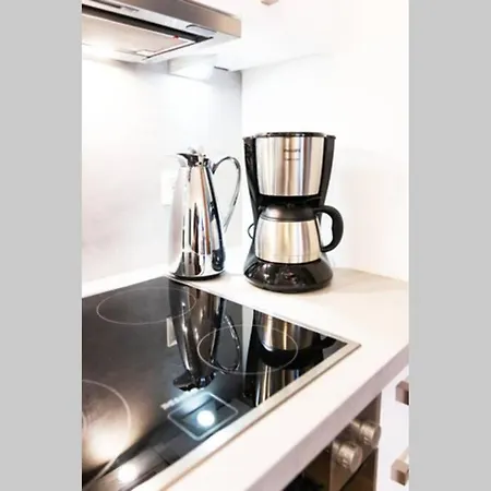 Apartment New, Quiet Flat Next To U1, Vic, Shopping Mall,... *