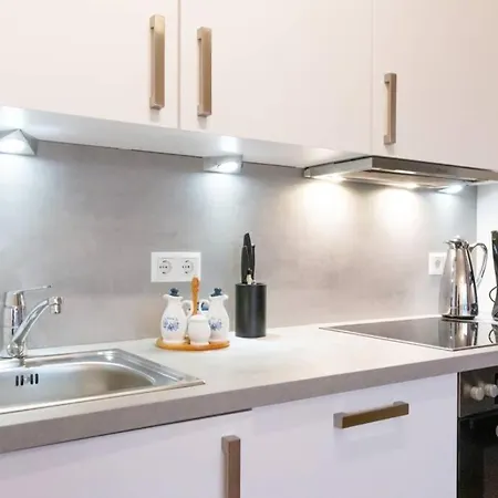 Apartment New, Quiet Flat Next To U1, Vic, Shopping Mall,... *