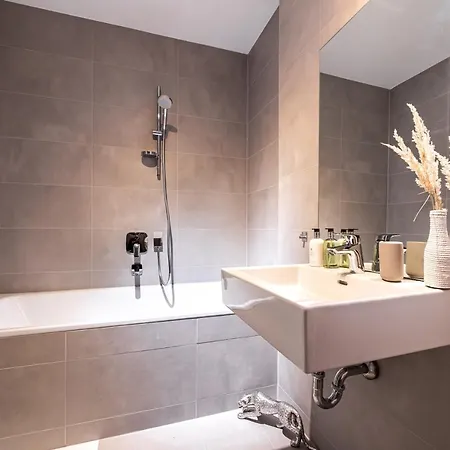 New Luxury Overlooking Apartment *