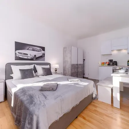 With Netflix, Two Min To Hauptbahnhof, 12 Apartment *