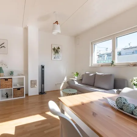 Helles, Neues Dg Mit Blick Zum Donauturm Apartment