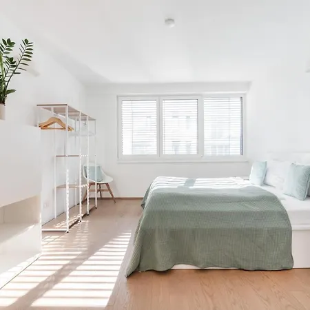 Immersed Into Vienna's Life And Yet A Retreat, Minimum 30 Nights Apartment Vienna