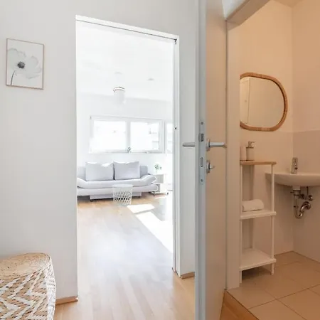 Helles, Neues Dg Mit Blick Zum Donauturm Vienna